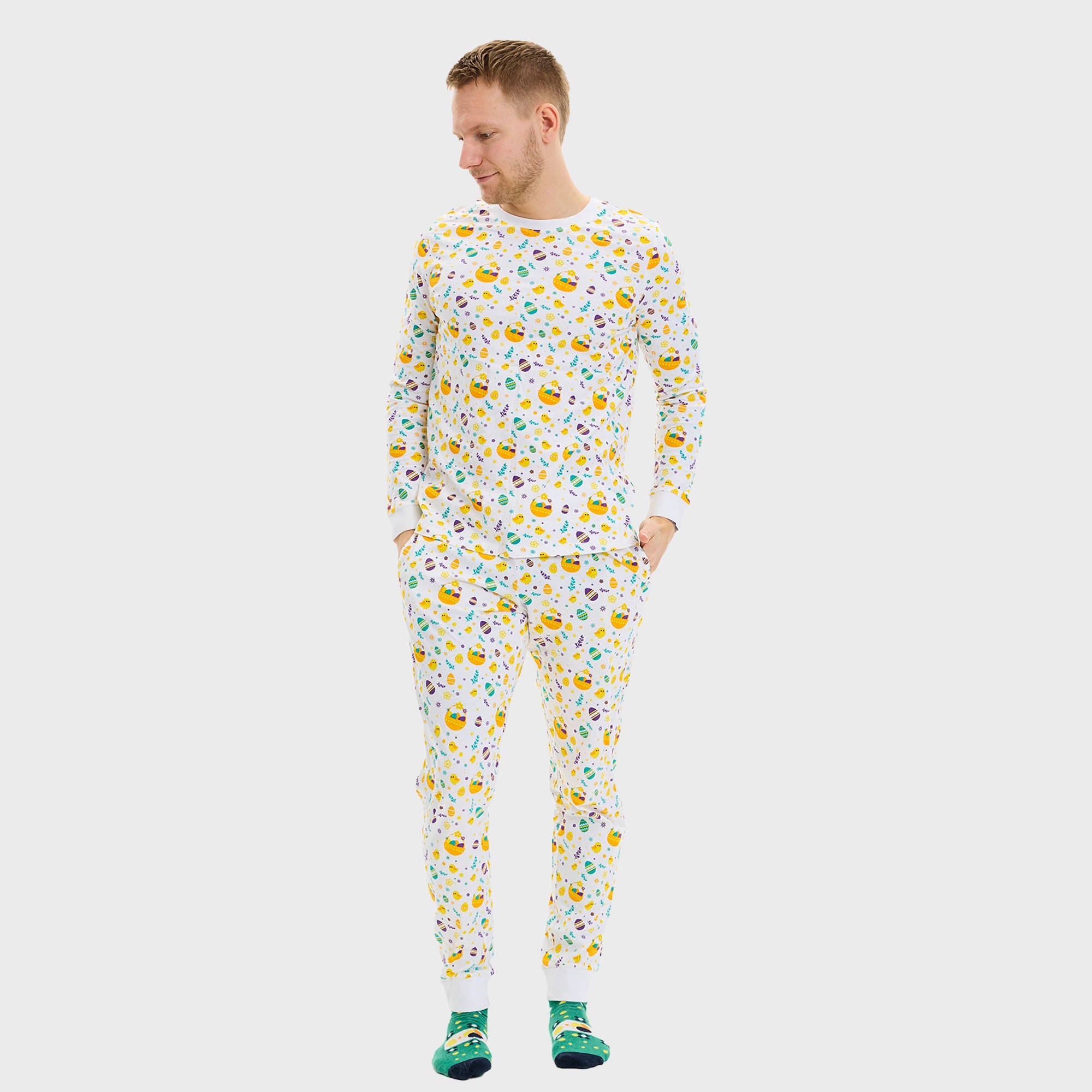 En kvinne i hvit påskepyjamas med et barn i armene.